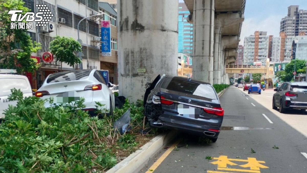台中特斯拉、BMW路口猛撞失控衝分向島 驚險畫面嚇壞路人