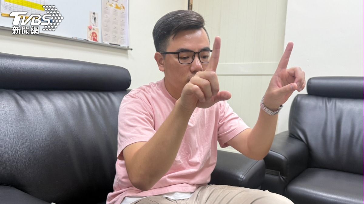 詹皓焙分享查緝贓木的過程。(圖/TVBS)