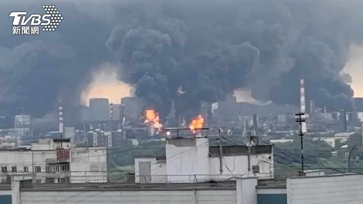 莫斯科東南部的「卡波特尼亞（Kapotnya）煉油廠」遭到猛烈轟炸。（圖／達志影像路透社）
