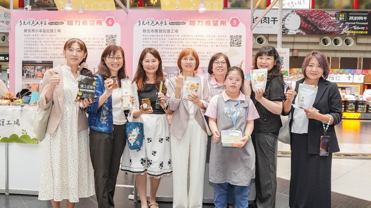 北分署偕同新北市政府輔導集賢庇護工場，培養庇護員工食品包裝及銷售等工作技能。（圖／勞動部北分署）