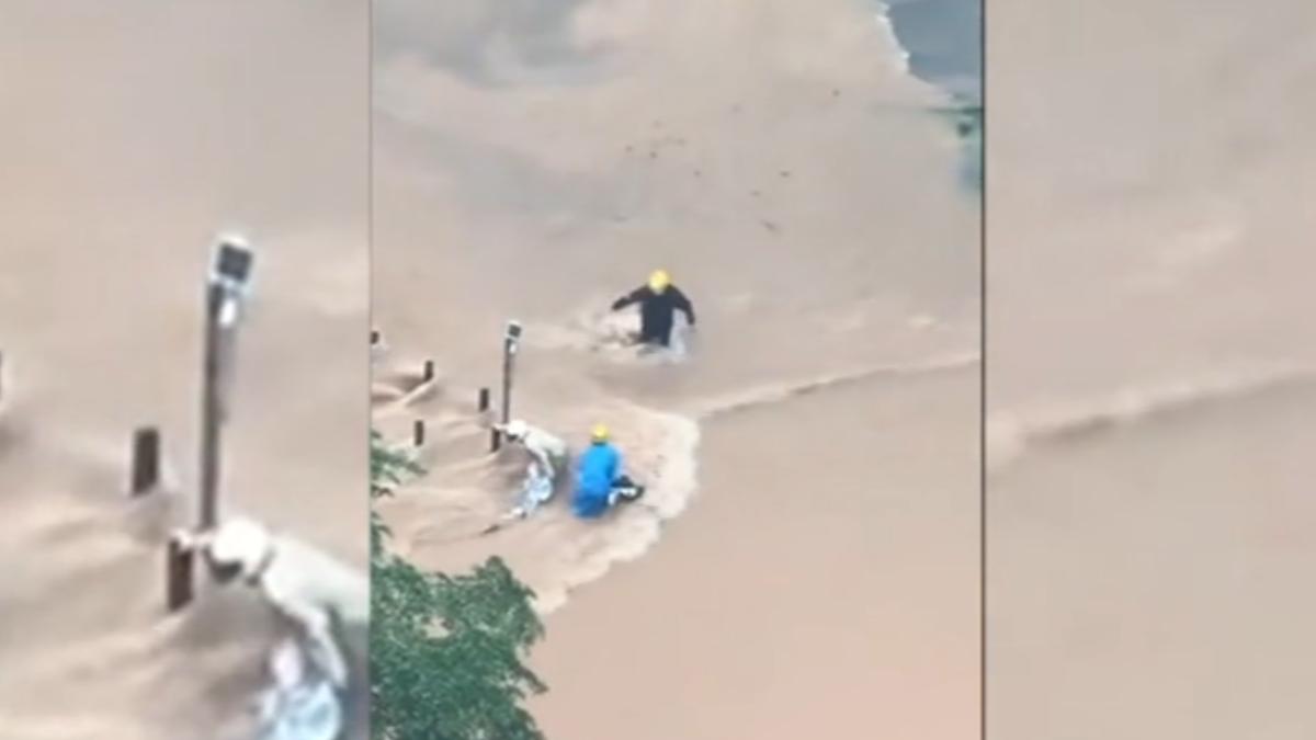 廣東惠州一名女子騎車時遭洪水沖擊,險些連人帶車被沖走,所幸兩名路過的外送員奮不顧身下水救援,三人最終平安脫困。(圖/微博)