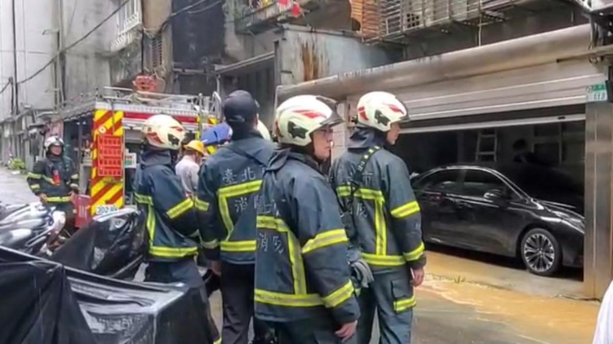 快訊/北市午後暴雨「吳興街水淹及胸」 警消人員緊急救援