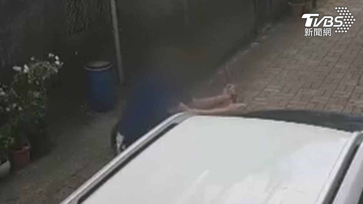 台南市佳里區一名男子,徒手拉扯汽車後照鏡,更將雨刷硬生生扯斷丟棄,導致車輛多處受損。(圖/TVBS)