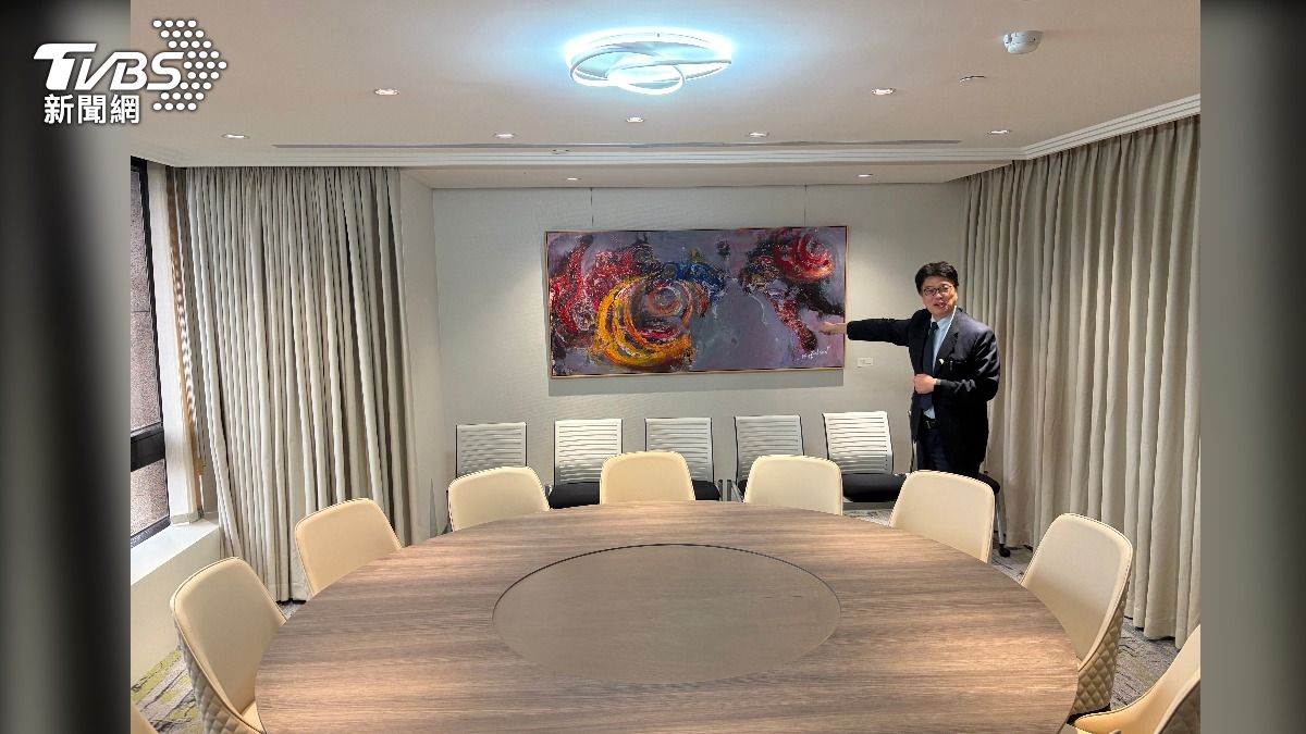 王鴻薇拿AI圖質詢「陸委會花98萬裝修」　邱垂正親自導覽：不怕檢驗