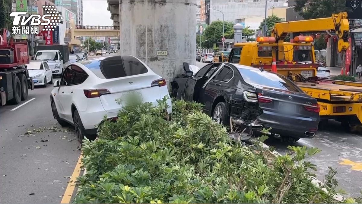 特斯拉左轉車道直行 BMW打燈左切 雙雙撞中捷橋墩。(圖/TVBS)