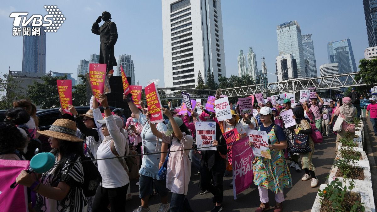 學生抗議現行財政政策錯誤、導致民生物價與生活費高到令年輕人無法負荷。(圖/達志影像美聯社)
