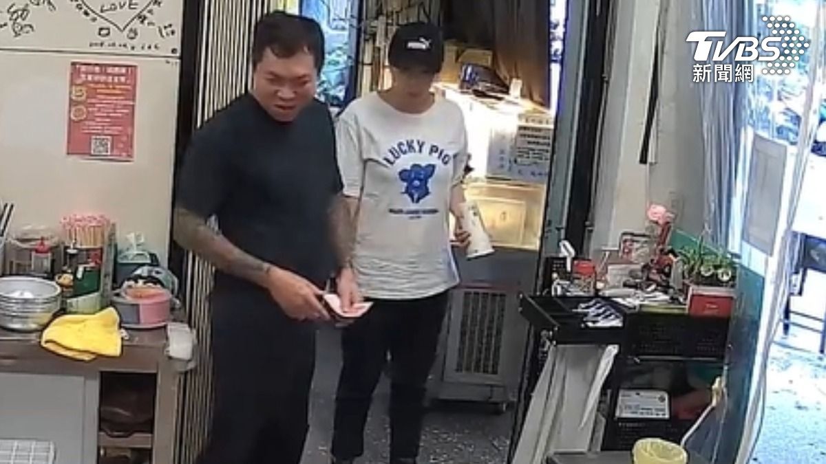 麵店收銀機自動打開,像是提醒有賊,拿百元鈔票男子出面澄清自己是老闆。(圖/TVBS)