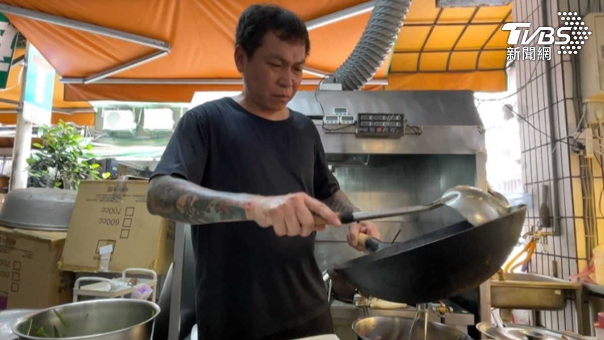 經營麵店的老闆說,別以貌取人,五月他才飛撲通緝犯,協助員警抓人。(圖/TVBS)