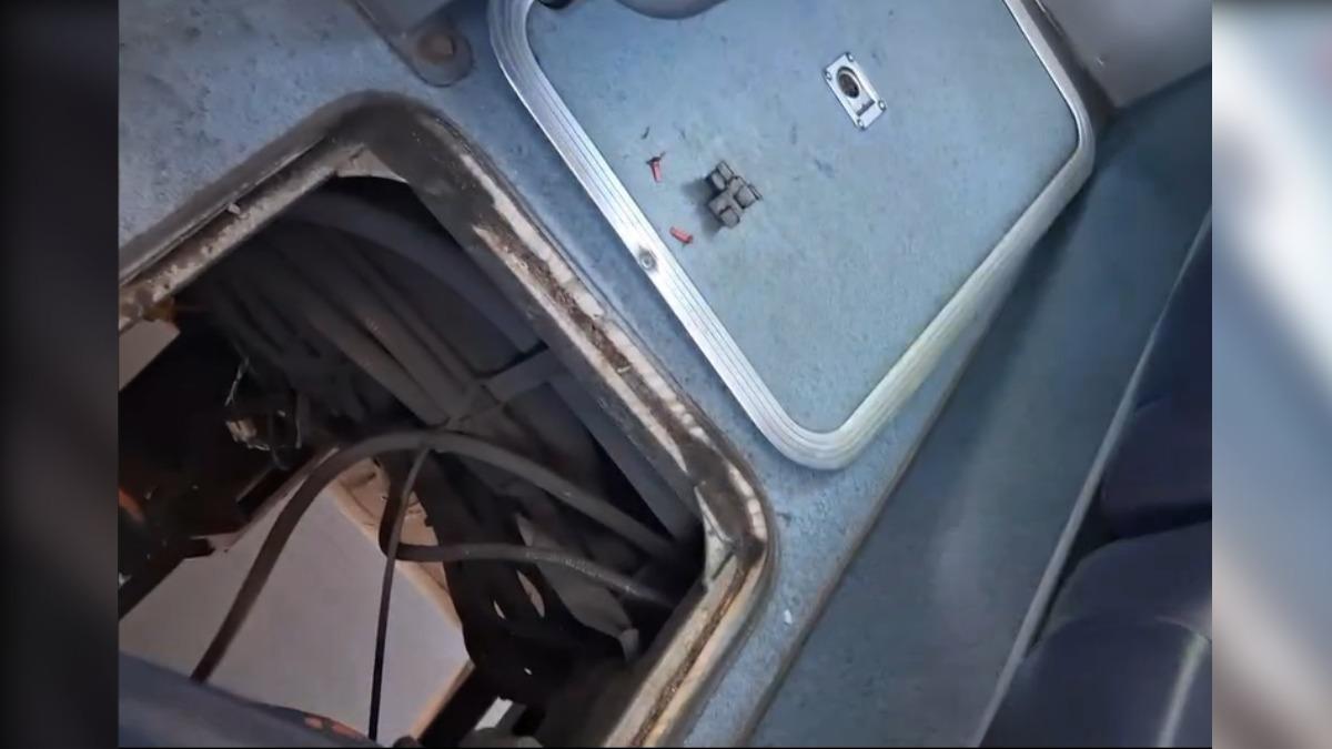 公車維修後忘蓋回蓋子,民眾拍下驚險過程。(圖/民眾提供)