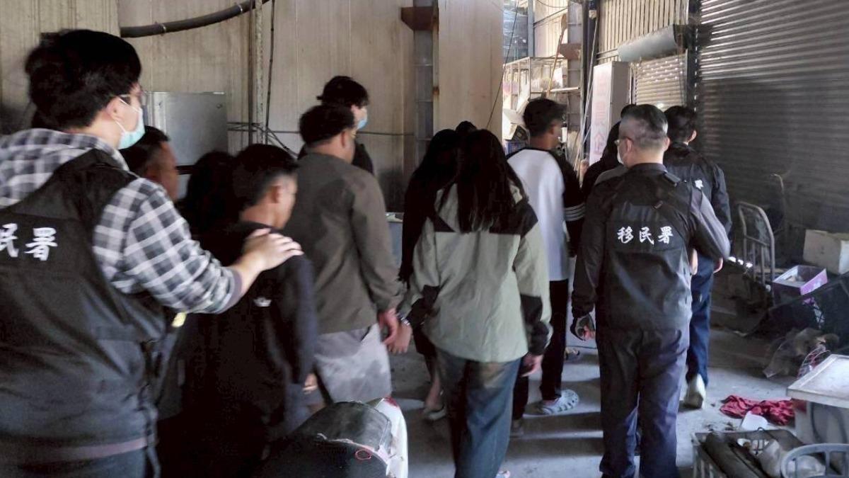 專勤隊在雲林及嘉義一帶,找到這些被藏匿的受害移工。(圖/TVBS)