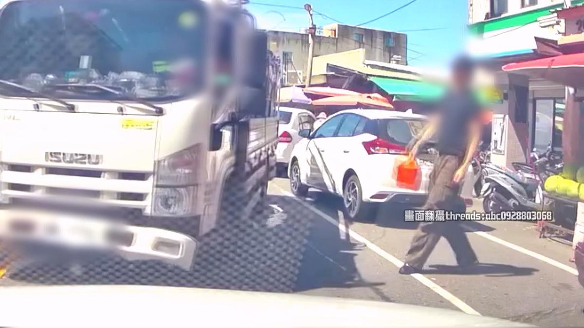 買飲料「整台車逆向停路中」!順向車傻眼 最高罰2400元。(圖/Threads abc0928803068)