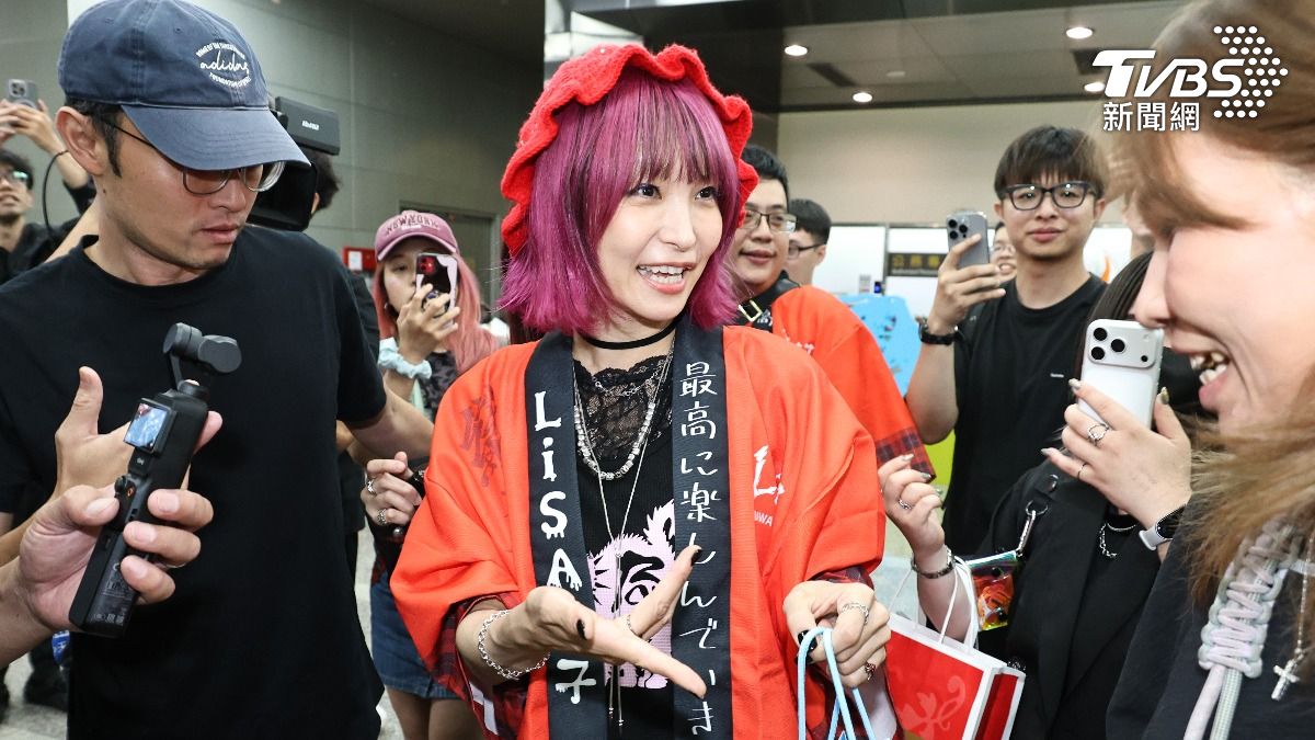 走出機場的過程中LiSA也不斷跟粉絲互動。(圖/張哲鳴攝)