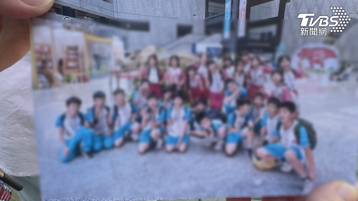 台南師遭控霸凌目前請假中,3位家長秀學生合照出面聲援該名教師。(圖/TVBS)