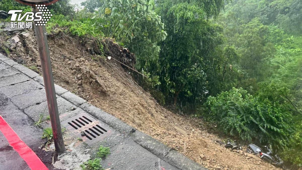 邊坡因豪雨沖刷坍塌。(圖/TVBS)