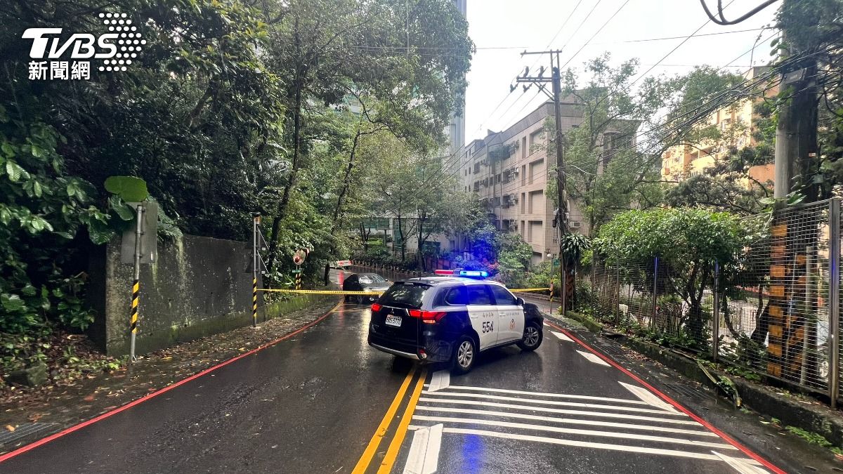 警方立即拉設警戒線封閉道路,引導社區住戶改道。(圖/TVBS)
