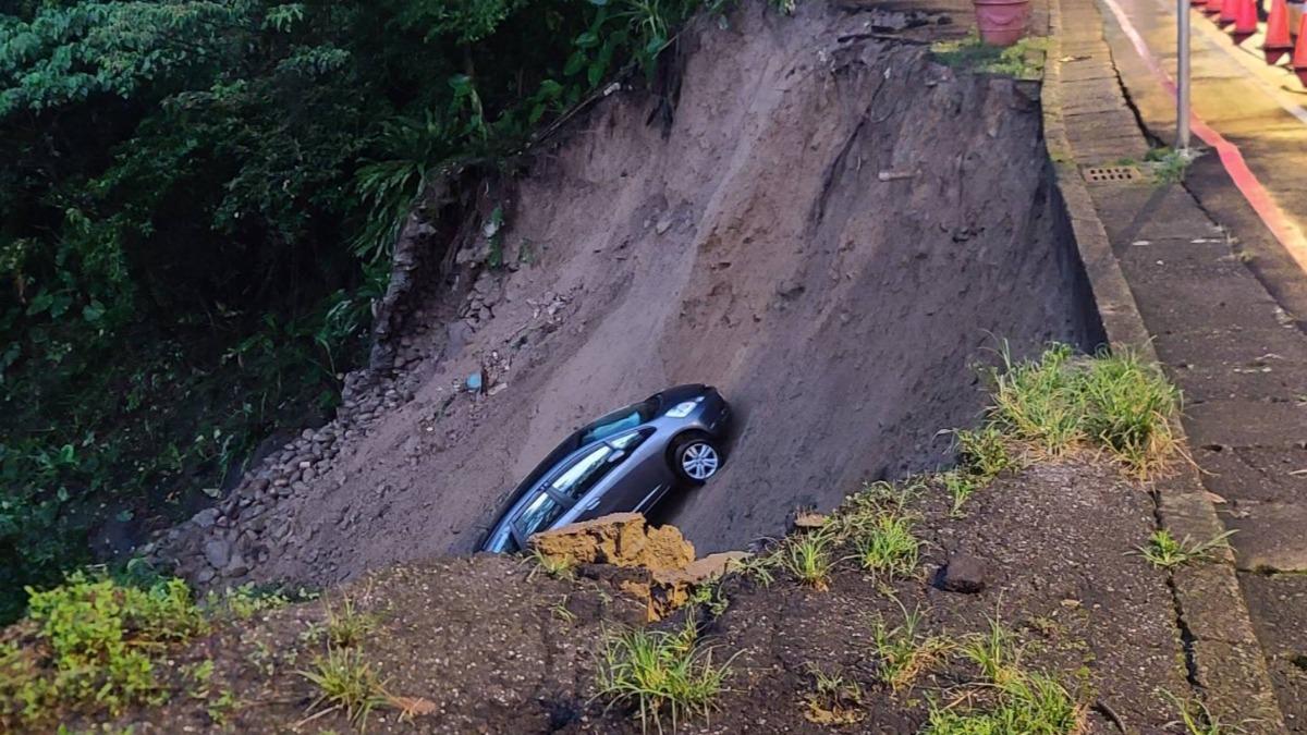 豪雨沖刷新店邊坡,路基掏空車輛滑落。(圖/民眾提供)