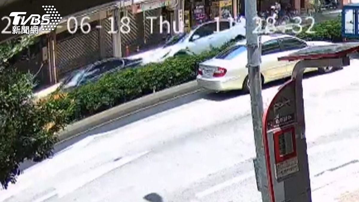 特斯拉左轉車道直行 BMW打燈左切 雙雙撞中捷橋墩。(圖/TVBS)
