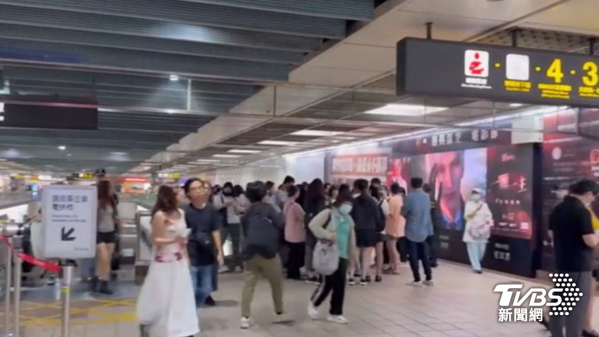 戀愛遊戲《戀與深空》在捷運忠孝復興站打造廣告牆面,而且還可以用手撕下票根小卡帶回家,吸引粉絲來朝聖。(圖片來源/民眾提供)