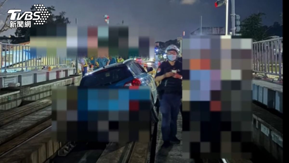 76歲王姓男子開車誤闖輕軌,車輛受困軌道無法動彈。(圖/TVBS)