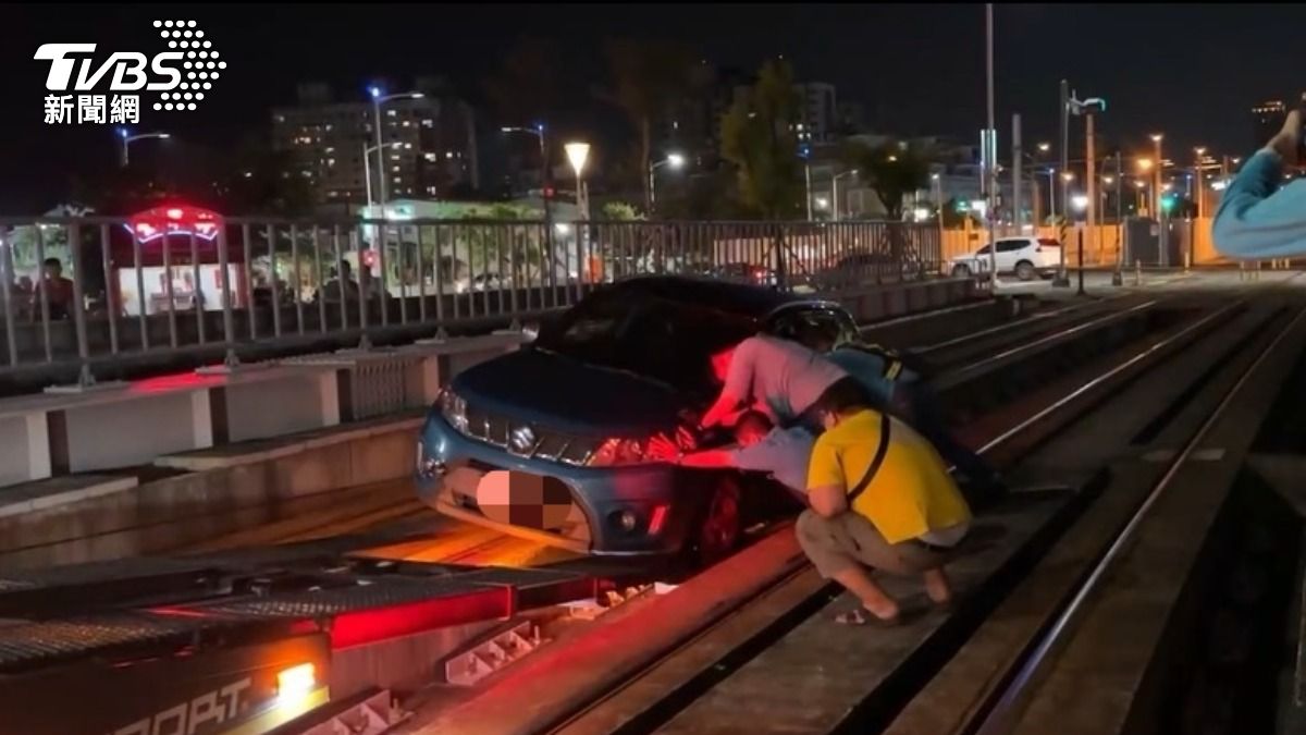 76歲翁「上了軌道」衝進高雄輕軌 車子卡住列車一度停駛