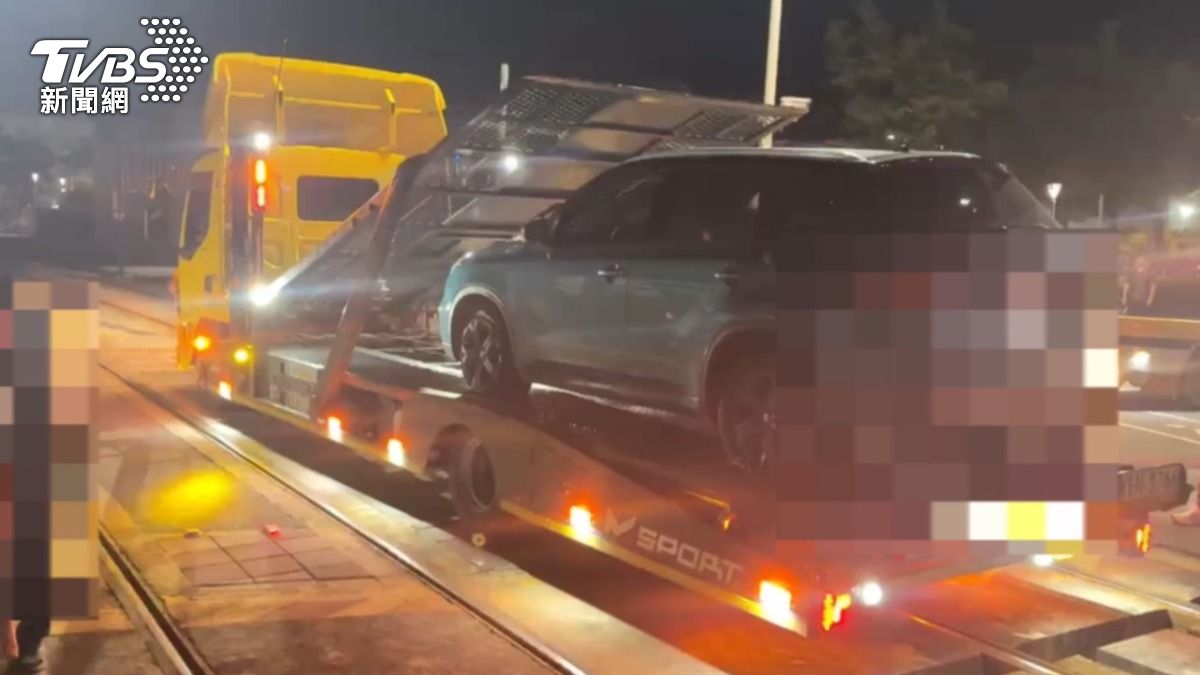 拖吊車抵達把受困車輛移離軌道。(圖/TVBS)