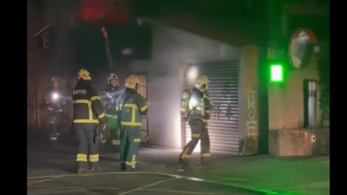 北市吉林路174巷一處工地晚間變電箱短路並冒出濃煙,消防人員到場處理。(圖/Threads wu_1999_授權)