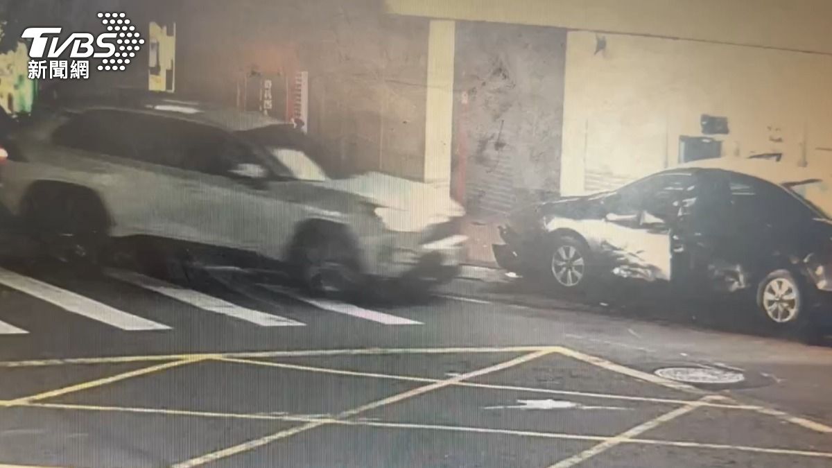 警方於賴男車內起獲西瓜刀,當場將其逮捕。(圖/TVBS)