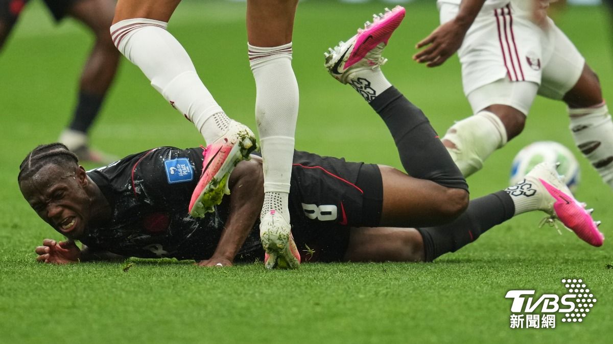 世足B組小組賽,加拿大隊的24歲中場球星科內(Ismaël Koné)遭遇對手卡達一記兇狠的背後鏟球,當場身受重傷。(圖/達志影像美聯社)