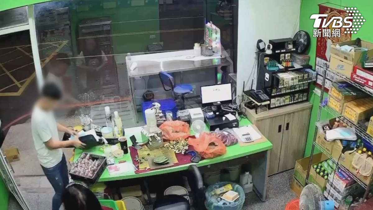 13歲的林姓少年負責進入店內行搶，共犯則是17歲的黃姓少年，兩人鎖定獨自顧攤的61歲女店員下手，共得手2200元及一支手機。（圖／翻攝Threads_although.117_520）