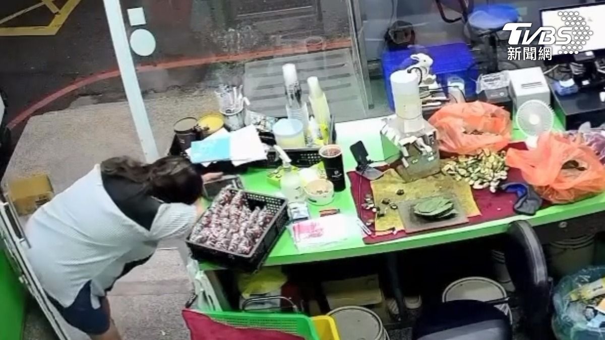 女店員被辣椒水狂噴後，痛到摀著眼睛趴在桌上。（圖／翻攝Threads_although.117_520）