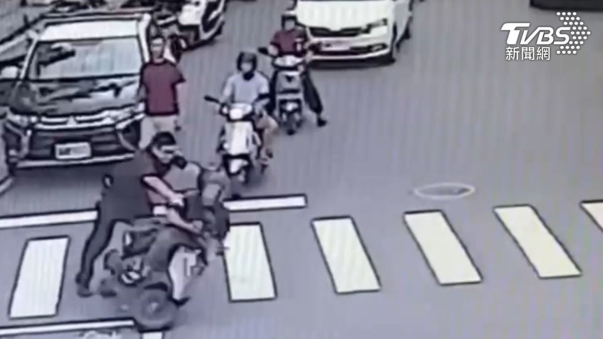 台南警方日前執行巡邏勤務時,發現一名機車騎士行車不穩,立即上前攔查,毒駕男突加速逃逸,所長一把抓住「撲上壓制」。(圖/TVBS)
