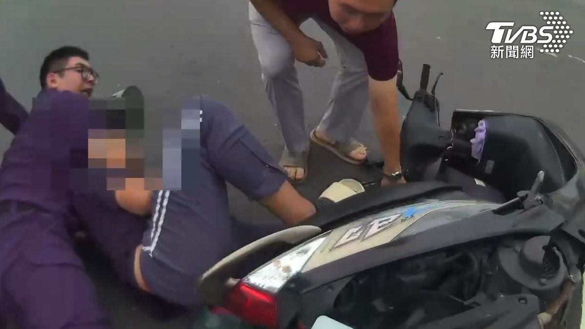 安中所長飛身撲上後,與嫌犯雙雙人車重摔在地。(圖/TVBS)