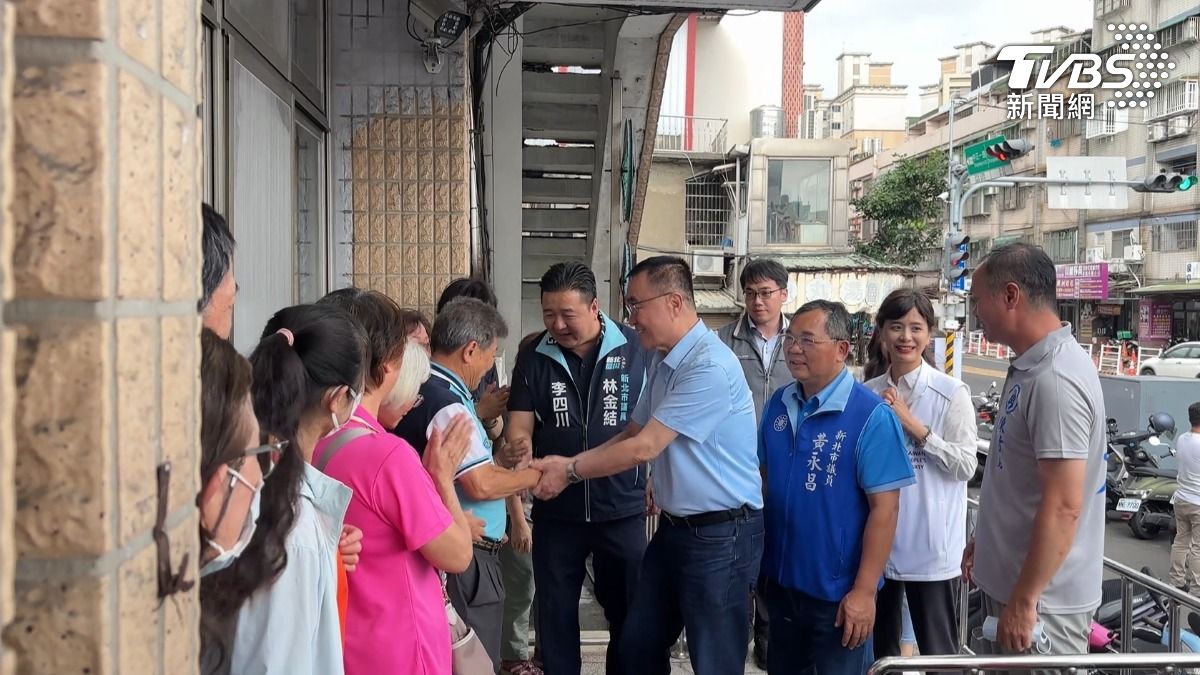 因現場許多鄉親在會場門口側邊等候,李四川特別先走過去一一握手致意才進入會場。(圖/李四川競辦提供)