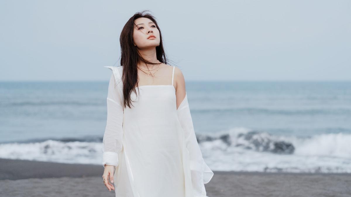 新加坡創作女聲葉玉欞推出新歌〈走走停停〉，和樂團八青哥上演跨海合作。（圖／青春音樂提供）
