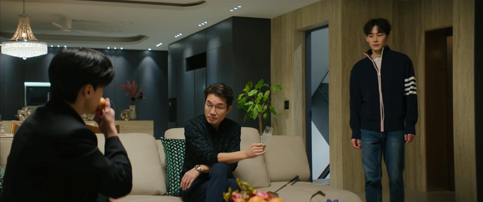 宋英奎(中)誇讚李升規一起拍攝時的表現。(圖/翻攝自Netflix)