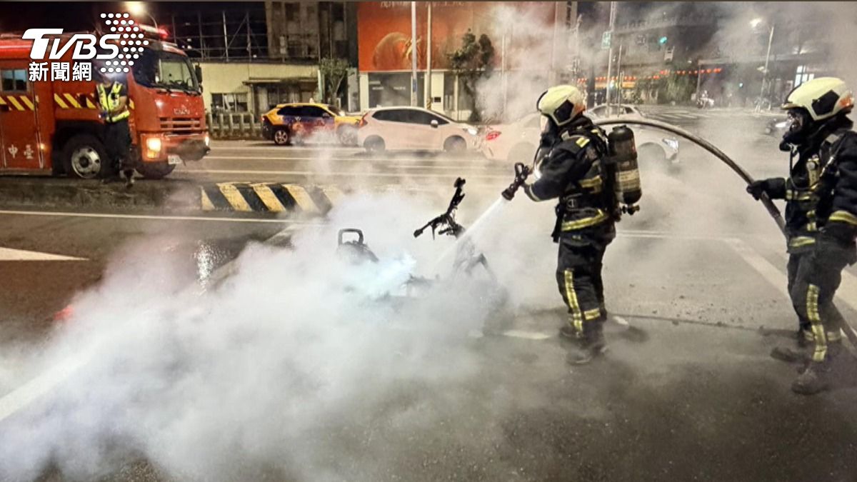 龍井微型電動機車冒煙!騎士急下車逃命 下秒整輛變火球。(圖/TVBS)