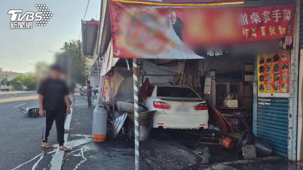 高雄內門19日早上,一名24歲駕駛酒後上路又打瞌睡,先是撞上機車騎士,接著失控撞進一旁外燴辦桌店,驚險的是,店內周邊擺放多達7支瓦斯桶。(圖/民眾提供)