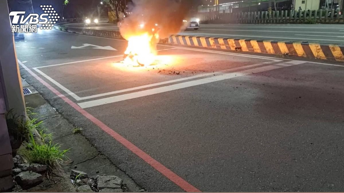 台中電動機車自燃 騎士秒跳車保命。(圖/TVBS)