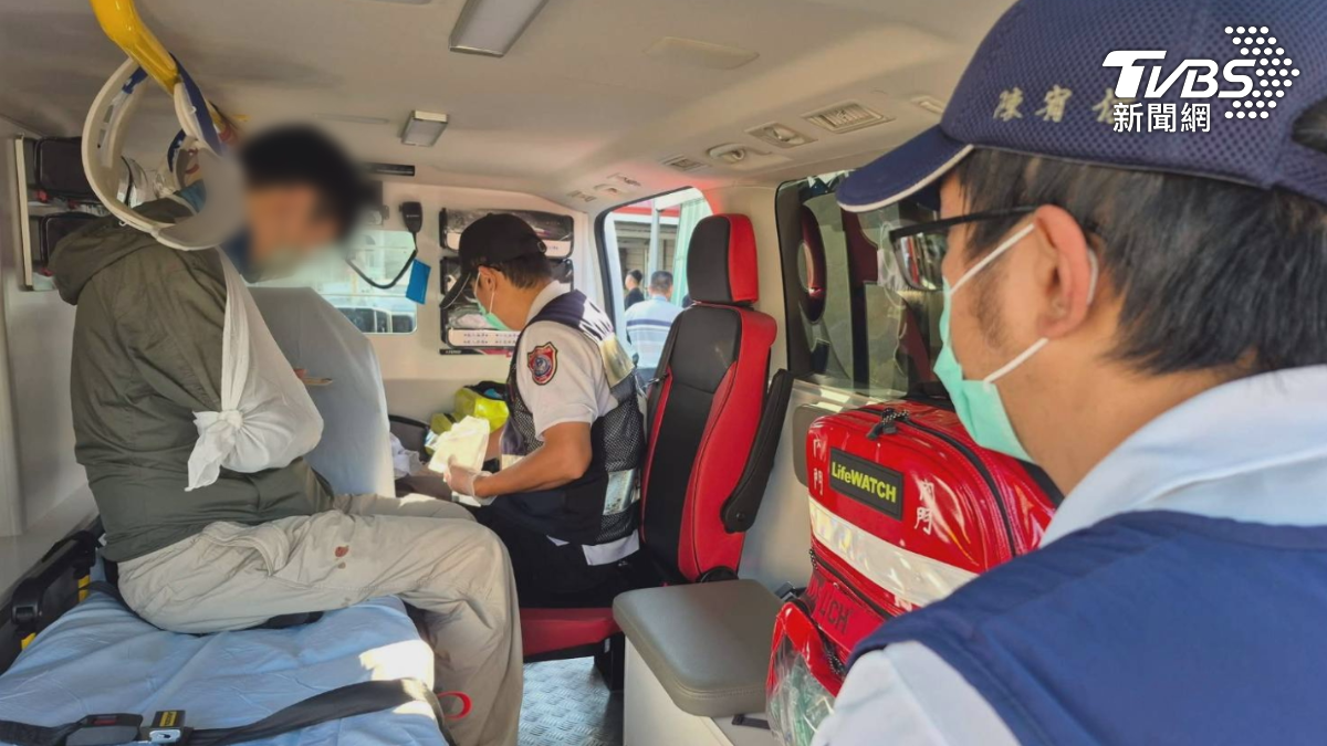 救護車隨後趕到現場,將傷者送醫救治,所幸機車騎士意識清楚,僅有肢體外傷,並無大礙。(圖/民眾提供)