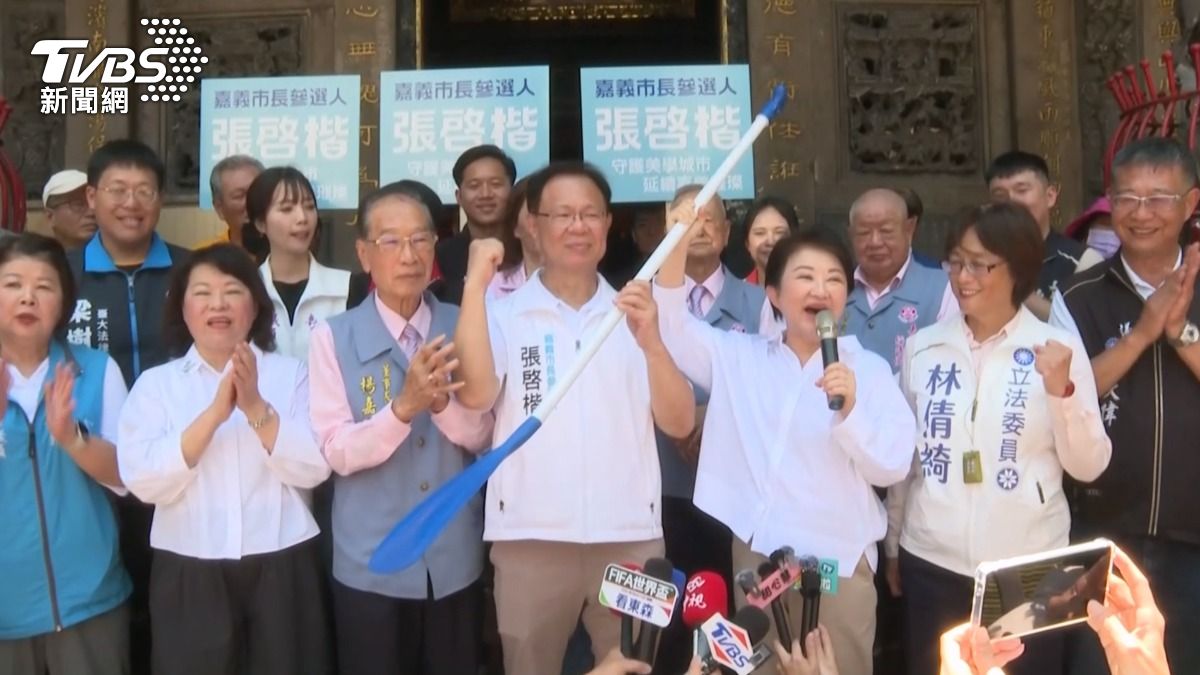 台中市長盧秀燕,端午節當天到嘉義市,幫民眾黨的市長參選人張啓楷輔選,並送上象徵藍白合作的划槳。(圖/TVBS)
