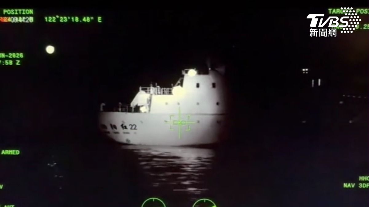 海巡署蘭嶼艦深夜發現大陸科研船向陽紅22號闖入我國限制水域,隨即展開監控。(圖/TVBS)