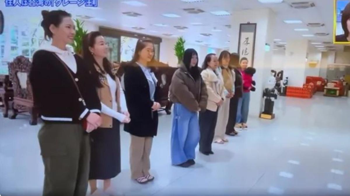 吊車大王妻子們罕見排排站,於門口迎接丈夫。(圖/翻攝畫面)