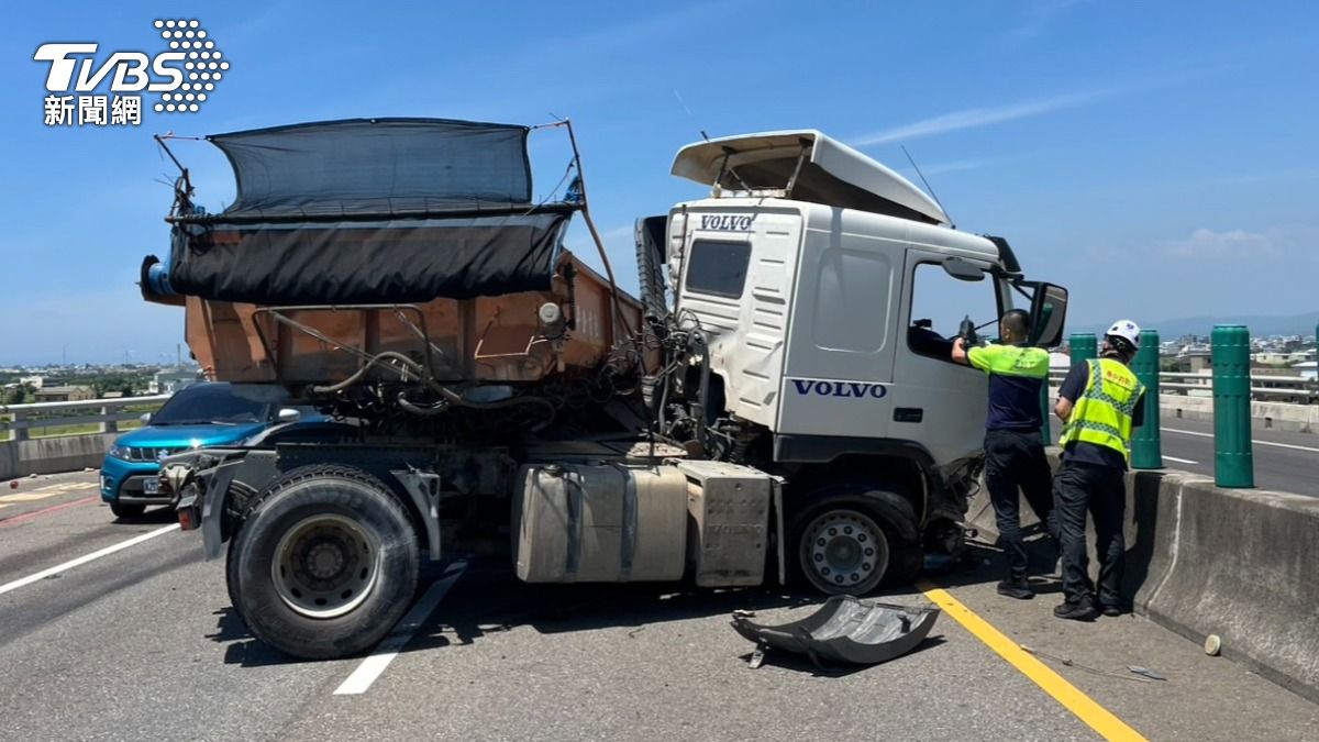 台61線砂石車猛撞護欄!男駕駛噴飛車外 遭輾臟器外露亡