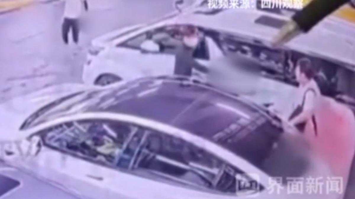 一名36歲香港男子從印尼返港後,在停車場準備取車離開時,遭3名持刀歹徒瘋狂追砍,身上攜帶重達6公斤、價值約700萬港幣(折合台幣約2800萬元)的金條遭洗劫一空(圖/微博)