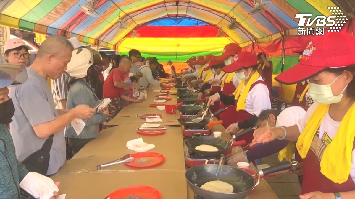 影音/彰化端午必吃「這美食」!煎堆背後藏浪漫傳說 民眾排長龍搶領。(圖/TVBS)