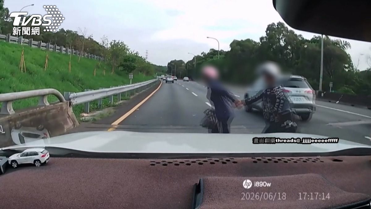 國道驚見2女「手牽手橫越車道」落跑!機車棄路肩 外籍車主未到案
