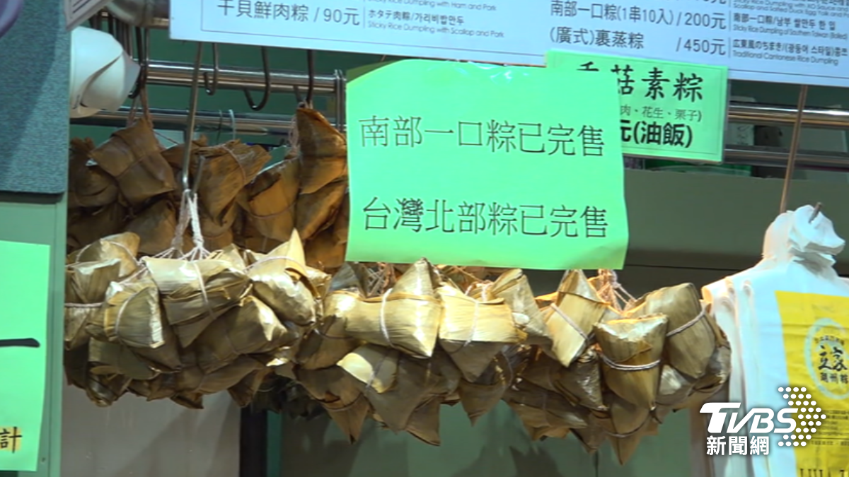 端午節當天,南門市場有許多民眾來買粽子。(圖/TVBS)
