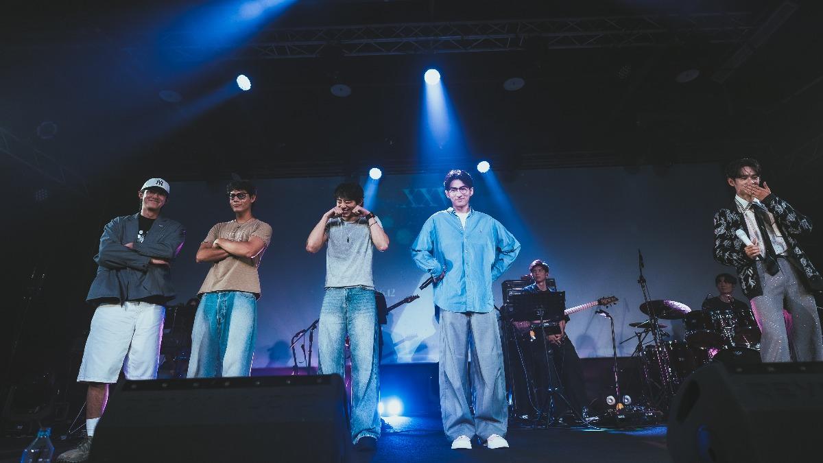 洪暐哲（右）日前舉辦演唱會，《流星》4帥余杰恩（左起）、各務孝太、初孟軒、鍾岳軒驚喜登台。（圖／年代提供）