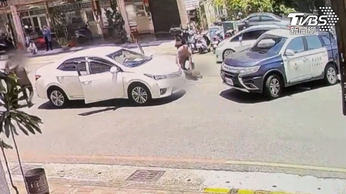 一部警車突然橫插在白色轎車前方,兩名員警迅速下車,衝向駕駛座將人拉出壓制在地。(圖/TVBS)