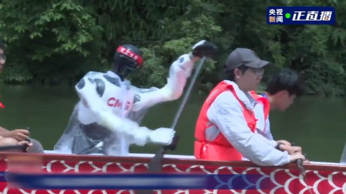 大陸四川出現史上首次人形機器人與人類協力划龍舟的創舉，機器人不僅能與人類保持相同的划船速度，還具備智慧避障功能。（圖／CCTV）